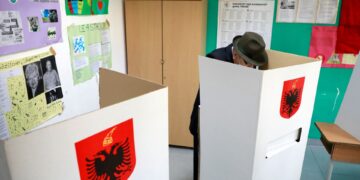 Με καθυστερήσεις και τεχνικά προβλήματα ξεκίνησε η προσέλευση στις κάλπες