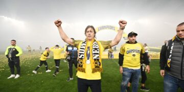 To συγκινητικό αντίο των οπαδών της ΑΕΚ στον Ματίας Αλμέιδα