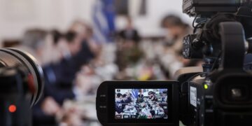 Από στέρηση δύο μισθών έως απόλυση για τους αρνητές αξιολόγησης