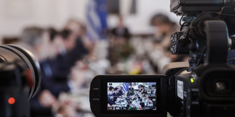 Από στέρηση δύο μισθών έως απόλυση για τους αρνητές αξιολόγησης