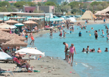 5 shop owners and managers arrested in Anavyssos for illegal occupation of a beach