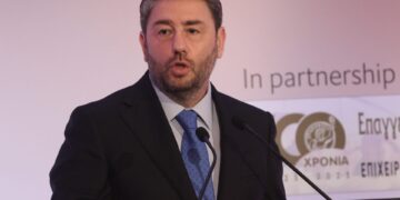 Η κυβέρνηση ευνοεί τις λίγες μεγάλες ισχυρές επιχειρήσεις σε βάρος των μικρομεσαίων