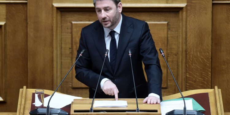 Η κυβέρνηση πανηγυρίζει και εργαλειοποιεί το πόρισμα Καρώνη 