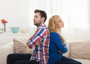 Οι άνθρωποι που νιώθουν ότι δεν τους αγαπά ο σύντροφός τους, συνήθως εμφανίζουν 8 χαρακτηριστικές συμπεριφορές