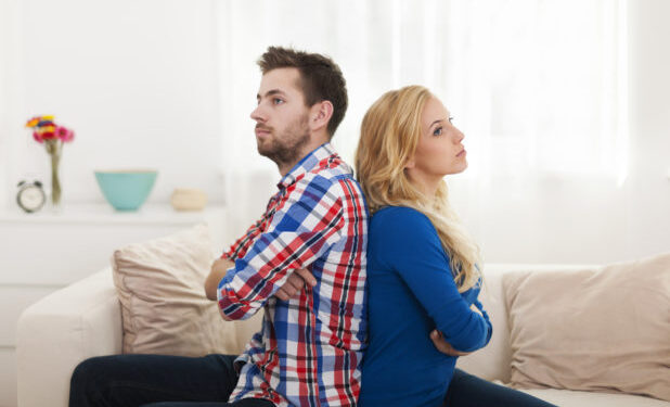 Οι άνθρωποι που νιώθουν ότι δεν τους αγαπά ο σύντροφός τους, συνήθως εμφανίζουν 8 χαρακτηριστικές συμπεριφορές