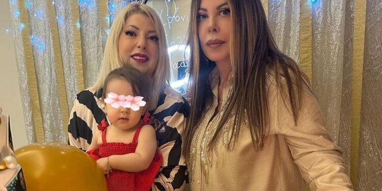 Ταΐζει την εγγονή της – Η γλυκιά στιγμή που «λύγισε» το TikTok