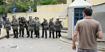 Ένταση έξω από το υπ. Υποδομών και Μεταφορών ανάμεσα σε οδηγούς ταξί και αστυνομικούς