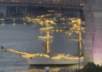 Σοβαρό ατύχημα στην Νέα Υόρκη: Ιστιοφόρο έπεσε πάνω σε γέφυρα – Αναφορές για πολλούς τραυματίες