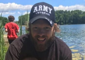 Ανατριχιαστικό βίντεο: Άνδρας «εμφανίστηκε» στο δικαστήριο από τον τάφο