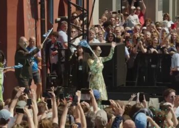 Σε εξέλιξη η παρέλαση στο Τιρκουάζ Χαλί και η τελετή έναρξης – Δείτε LIVE