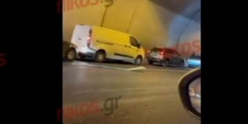 Τροχαίο στην Αττική Οδό: Νταλίκα προσέκρουσε και έσπασε πινακίδες