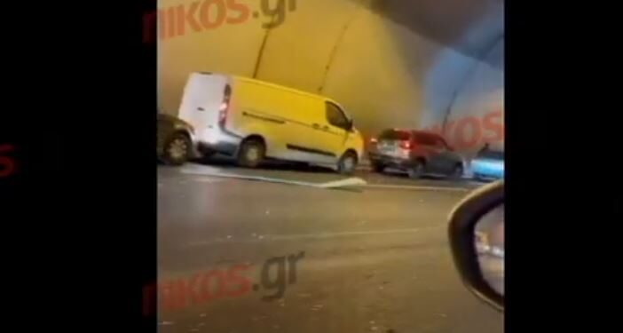 Τροχαίο στην Αττική Οδό: Νταλίκα προσέκρουσε και έσπασε πινακίδες