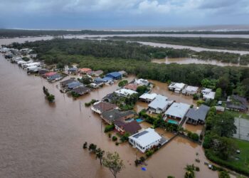 4 νεκροί, 50.000 αποκλεισμένοι από τα νερά