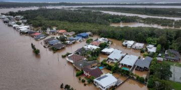 4 νεκροί, 50.000 αποκλεισμένοι από τα νερά