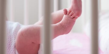 Μωρό βρέθηκε δίπλα σε κάδο σκουπιδιών