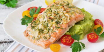 Συνταγή για σολομό με άνηθο και δροσερή σαλάτα αβοκάντο