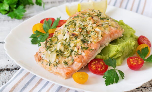 Συνταγή για σολομό με άνηθο και δροσερή σαλάτα αβοκάντο