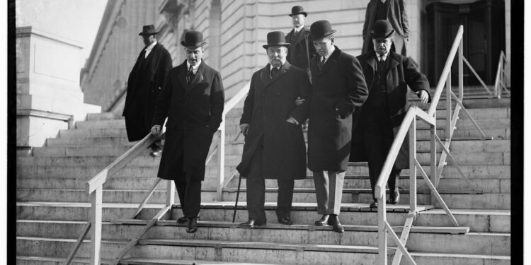 Ελέγχει το χρήμα και βιομηχανικούς κολοσσούς. Αλλά δεν μιλάει ποτέ