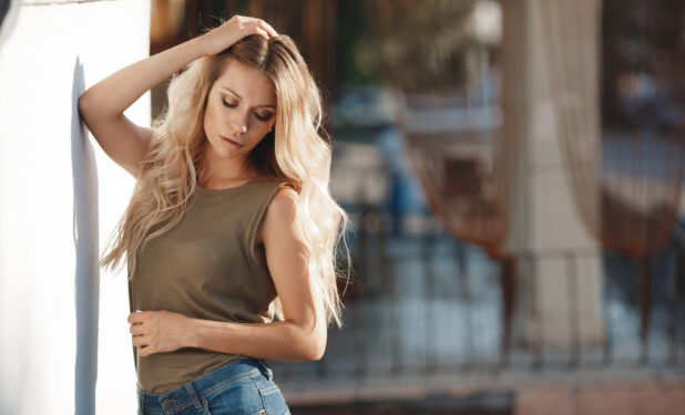 Ο πρώην σύζυγός της δίνει τα χρήματα της διατροφής στο παιδί που απέκτησε με άλλη γυναίκα