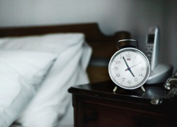 Ύπνος: Νευρολόγος προειδοποιεί όσους ξυπνούν στις 5 το πρωί