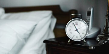 Ύπνος: Νευρολόγος προειδοποιεί όσους ξυπνούν στις 5 το πρωί