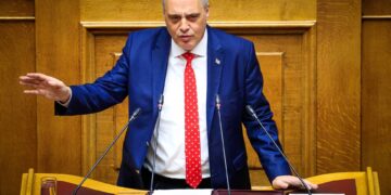 «Ποιος θυμάται, ότι μια μέρα μετά το έγκλημα στα Τέμπη ο κύριος Μητσοτάκης θα εγκαινίαζε το ανύπαρκτο σύστημα τηλεδιοίκησης;»