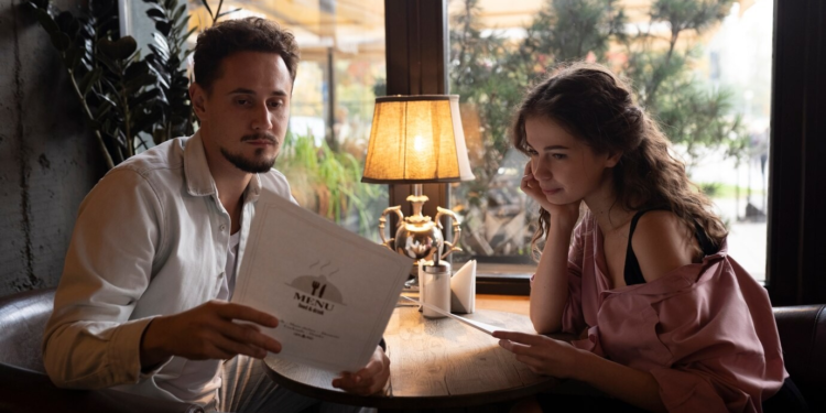 Οι άνθρωποι που αργούν πολύ να παραγγείλουν στα εστιατόρια, συχνά έχουν αυτά τα 8 χαρακτηριστικά