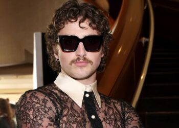 Το νέο του τραγούδι με τίτλο «Momma Song» και η τρυφερή αφιέρωση στη μητέρα του