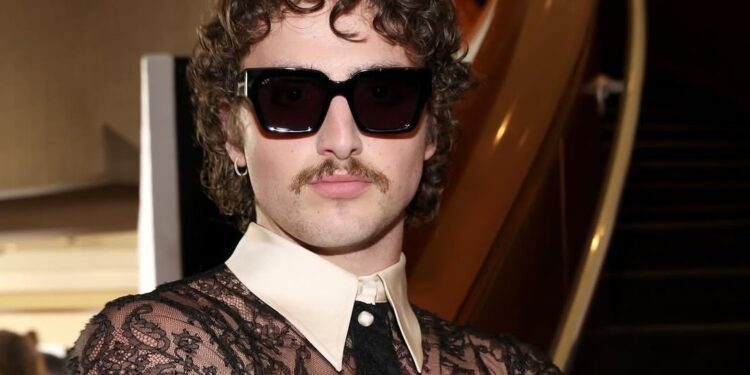 Το νέο του τραγούδι με τίτλο «Momma Song» και η τρυφερή αφιέρωση στη μητέρα του