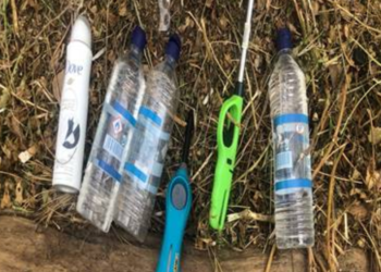 Λυκαβηττός: Συνεργεία του Δήμου Αθηναίων εντόπισαν οινόπνευμα, αναπτήρες και σπρέι ανάμεσα σε δέντρα και χόρτα