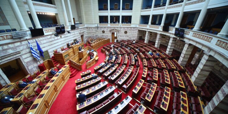 Στα ύψη το πολιτικό θερμόμετρο με φόντο τα Τέμπη