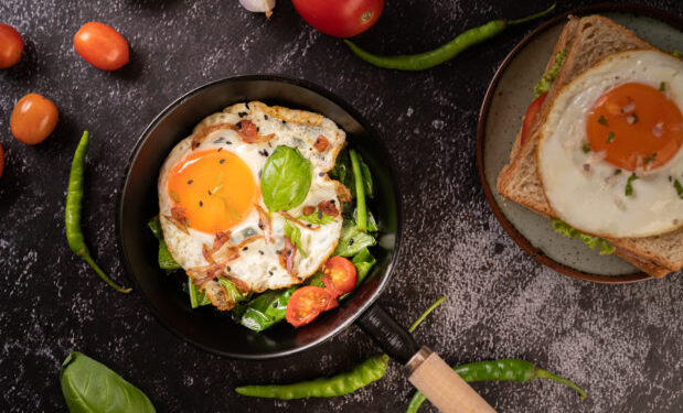 Συνταγή για πεντανόστιμα τηγανητά αυγά