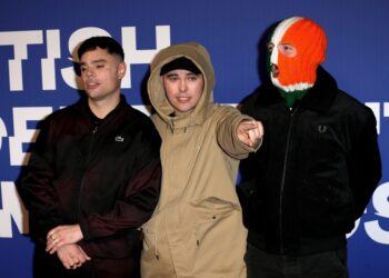 Το ιρλανδικό ραπ συγκρότημα Kneecap αρνείται ότι στηρίζει τη Χεζμπολάχ