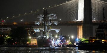 2 νεκροί από την πρόσκρουση ιστιοφόρου του μεξικανικού Ναυτικού στη γέφυρα του Μπρούκλιν (βίντεο)