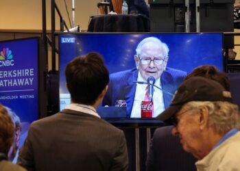 Ο Μπάφετ παραδίδει επισήμως τα ηνία της Berkshire