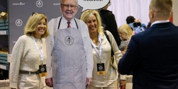 Μπάφετ: O Προφήτης της Όμαχα εκπέμπει SOS, πουλά μετοχές σωρηδόν