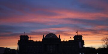 Η χώρα που δανείζει τον πλανήτη