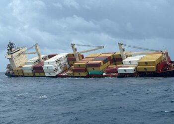 Βύθιση containership στην Ινδία – Φόβοι για διαρροή επικίνδυνου φορτίου