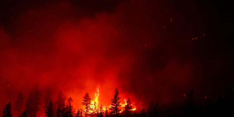 Δασικές πυρκαγιές στον Καναδά – Απομακρύνονται πάνω από 17.000 άνθρωποι