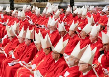 Βατικανό: Στη βασιλική του Αγίου Πέτρου οι Καρδινάλιοι για τη λειτουργία πριν από το Κονκλάβιο