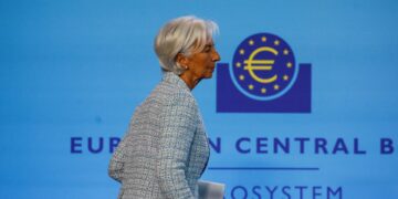 Η Λαγκάρντ συζητά να εγκαταλείψει την ΕΚΤ για να αναλάβει το Φόρουμ του Νταβός