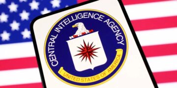 Ο Τραμπ αποψιλώνει τη CIA και άλλες υπηρεσίες πληροφοριών