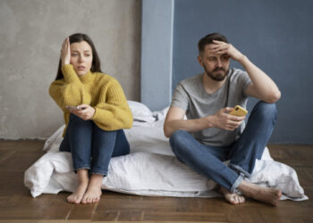 Τα 9 προειδοποιητικά σημάδια που μαρτυρούν πως ο σύντροφός σας είναι κρυφά δυστυχισμένος