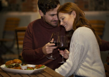 Κρύβει από τη σύντροφό του ότι είναι από πλούσια οικογένεια