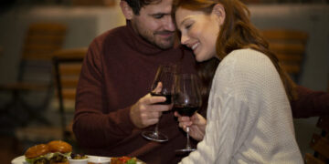 Κρύβει από τη σύντροφό του ότι είναι από πλούσια οικογένεια