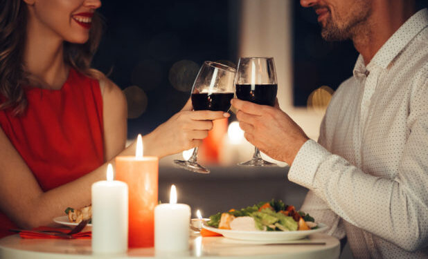 Δεν έχει την οικονομική δυνατότητα να βγαίνει συνέχεια ραντεβού με τον πλούσιο φίλο της – «Αποφασίσαμε να τα πληρώνουμε μισά