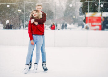 Πέταξε τον άνδρα της έξω από το σπίτι