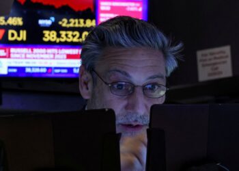 Αρνητικό το κλίμα, με το βλέμμα στην απόφαση της Fed