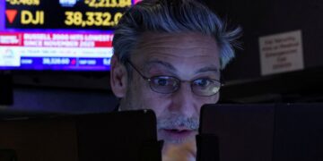 Αρνητικό το κλίμα, με το βλέμμα στην απόφαση της Fed