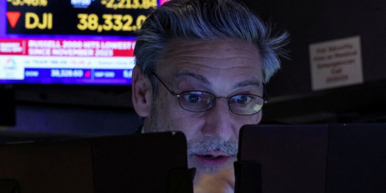 Αρνητικό το κλίμα, με το βλέμμα στην απόφαση της Fed